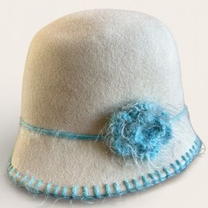 Vintage Betmar New York 100% Wool Cloche Hat Style K823 White Turquoise Flower